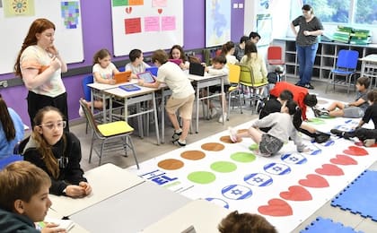 Las autoridades aseguran que no se trata de un retroceso en innovación, sino de una decisión pedagógica gradual que incluye charlas con especialistas y trabajo conjunto con las familias