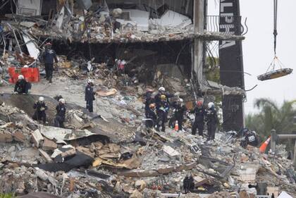 Las autoridades aún investigan por qué se derrumbó el edificio.