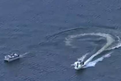 Las autoridades buscaban sobrevivientes tras la colisión de las avionetas