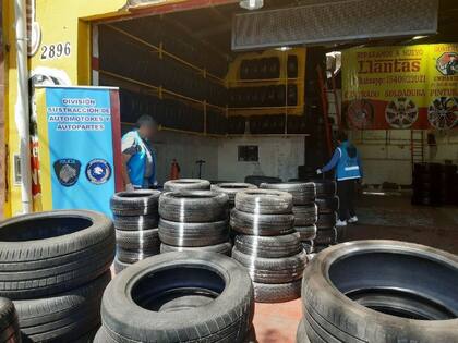 Las autoridades constataron que los neumáticos eran usados, algo que es ilegal por tratarse de elementos de seguridad