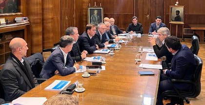 Las autoridades de Adefa con el ministro de Economía, Luis Caputo, y el coordinador de Producción, Pablo Lavigne