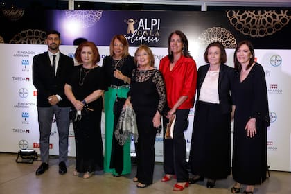 Las autoridades de ALPI. Agustín Podestá, Teresa González Fernández, Aída Sarcone, Rosa Pombo, Mercedes Molinuevo, Marta Cortisol y Adriana Vaccaro,