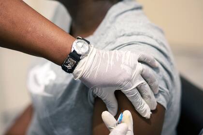 "La vacuna terminará de producirse en marzo y podrá comenzar a distribuirse en abril", dijo Sigman