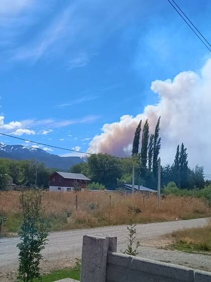 Las autoridades de El Bolsón pidieron extremar las precauciones y evacuar las zonas cercanas al sector donde esta tarde se reactivó el incendio de bosques