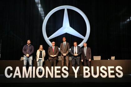 Las autoridades de la empresa y los funcionarios del Gobierno, durante el anuncio de inversión