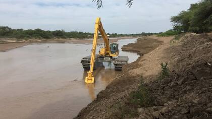 Las autoridades de las poblaciones fronterizas de Pozo Hondo, en Paraguay, y Misión La Paz, en Argentina, se pusieron de acuerdo para evitar más inundaciones causadas por el Pilcomayo. (Foto: Gabriela Torres)