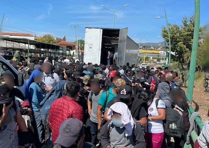 Las autoridades de México rescatan a 230 migrantes hacinados en un trailer
