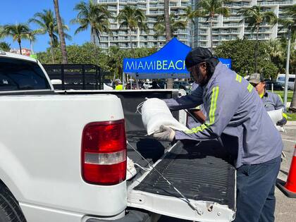 Las autoridades de Miami Beach abrieron un centro de suministro de sacos de arena para los residentes