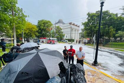 Las autoridades de Miami ofrecieron una rueda de prensa en las cercanías del complejo de departamentos que se incendió