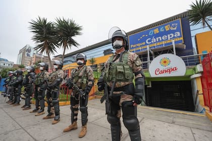 Las autoridades de Perú decidieron cercar un barrio de Lima