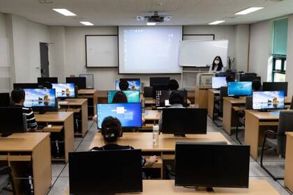 Las autoridades de Seúl aseguran que en las últimas décadas 34.000 norcoreanos han escapado hacia el Sur, donde son sometidos a cursos para prepararlos para su nueva vida