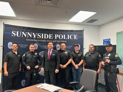 Las autoridades de Sunnyside, con el administrador de la ciudad en el centro