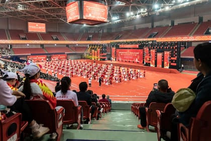 Las autoridades de una ciudad del este de China organizaron una boda multitudinaria para animar a los residentes a resistirse a los "malos hábitos", como los elevados "precios de la novia", pagos que los novios hacen a las familias de sus futuras esposas.