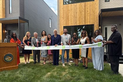 Las autoridades del condado de Cook inauguraron las dos primeras viviendas modulares