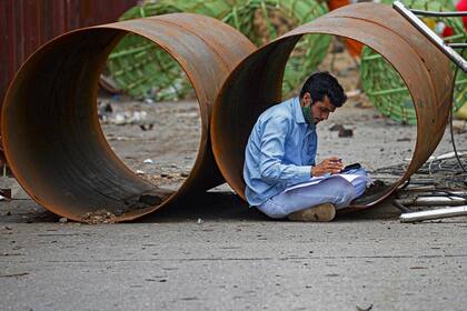 Las autoridades del estado de Maharashtra, cuya capital es Bombay, estiman que el 80% de los obreros de la construcción dejaron la capital financiera