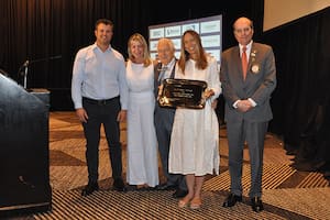 Las autoridades del Rotary Club y un reconocimiento al trabajo de la Fundación Esteban Bullrich; recibió el galardón María Eugenia Sequeiros, esposa del exfuncionario de Pro