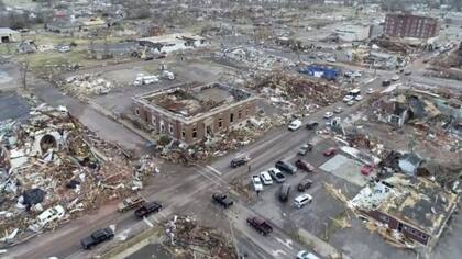 Las autoridades describieron Mayfield como la "zona cero" de la ola de tornados de este viernes