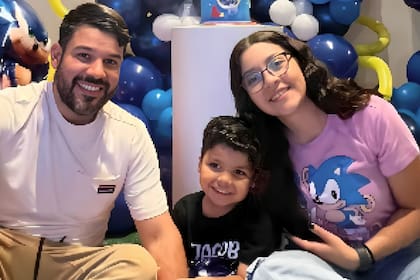 Las autoridades detectaron irregularidades en los papeles de su hijo