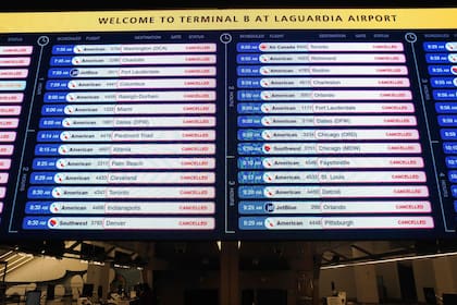 Las autoridades determinaron la clausura total de las operaciones en LaGuardia al menos hasta las 14 horas de este lunes, con la posibilidad de extender la medida según avancen las pericias de seguridad