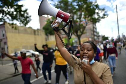 Las autoridades dicen a los manifestantes que protesten de forma segura para evitar el contagio del coronavirus.