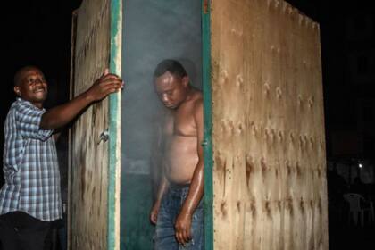 Las autoridades dicen a los tanzanos, sin proporcionar pruebas, que el vapor les ayuda a protegerse contra el coronavirus