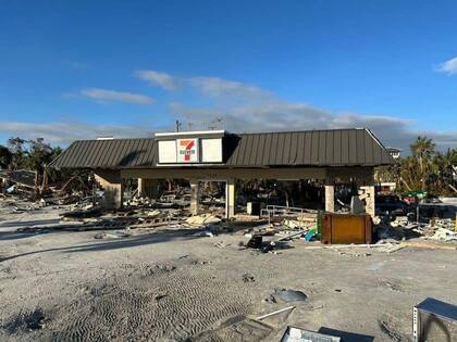 Las autoridades el condado de Lee recibieron luz verde para que los residentes, propietarios de negocios y personal de aseguradoras ingresen a Fort Myers Beach a partir del fin de semana pasado