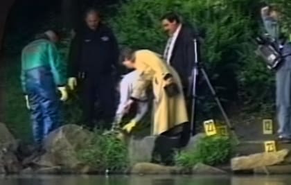 Las autoridades en el lugar del crimen, ocurrido el 27 de mayo de 1997 (Foto: Netflix)