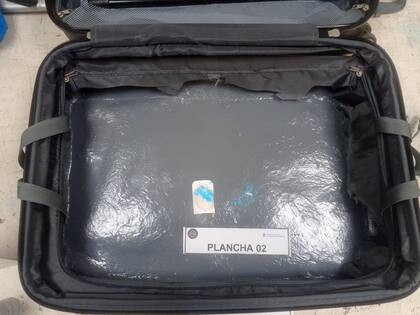 Las autoridades encontraron la cocaína oculta en la estructura del equipaje