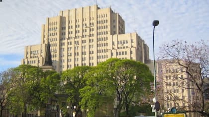 Las autoridades especulan que el hombre murió al caer de altura y no descartan un homicidio