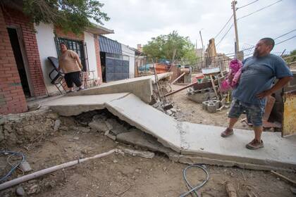 Las autoridades establecieron un perímetro de seguridad de 1600 metros alrededor de la zona crítica donde el colapso del terreno afectó a unas 200 casas