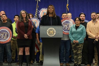 Las autoridades federales analizan si determinadas transacciones podrían involucrar a James o a su campaña política