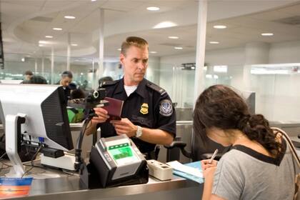 Las autoridades fronterizas tienen la facultad de negar la entrada a ciudadanos no estadounidenses por diversas razones