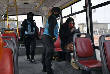 Las autoridades han vigilado el uso del transporte público, que solo puede ser utilizado por personas que lo justifiquen.