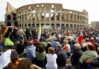 Las autoridades instalaron 28 pantallas gigantes para seguir la ceremonia en puntos estratégicos de Roma