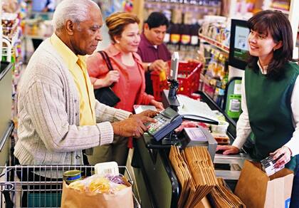 Las autoridades le recomiendan a las víctimas que notifiquen al personal de las tiendas ante cualquier tipo de irregularidad (Archivo)