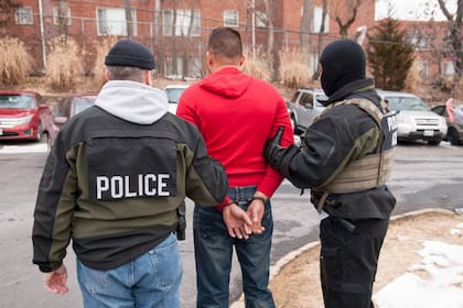 Las autoridades locales arrestaron a 30 migrantes indocumentados en Tampa como parte de un operativo (imagen ilustrativa)