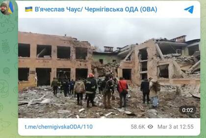 Las autoridades locales en Chernihiv publicaron en Telegram un video de la escuela número 21 después del ataque.