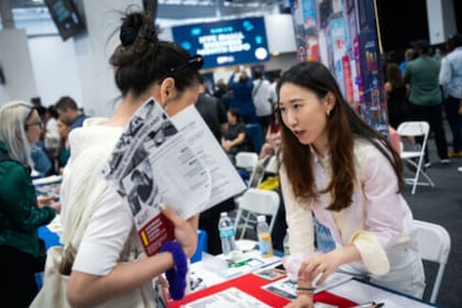 Las autoridades locales ofrecen charlas y capacitaciones para fomentar la búsqueda de empleo