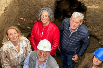 Las autoridades locales y provinciales, junto a los arqueólogos que trabajan en Vulci estuvieron presentes en la apertura de la tumba 58