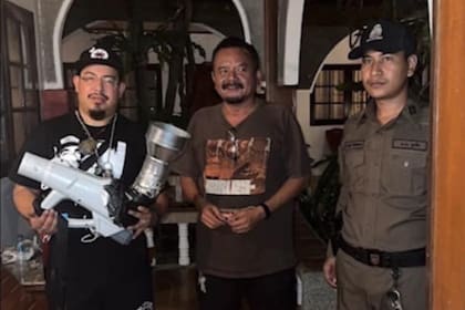 Las autoridades localizaron a Angkhan Vorac Chhieng (izquierda) en un hotel turístico