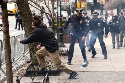 Las autoridades lograron detener al manifestante que arrojó un dispositivo explosivo durante las protestas de Nueva York