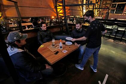 Las autoridades marplatenses advirtieron que si los casos aumenten, podrían volver a cerrar los locales