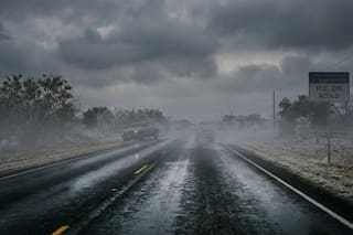 La capa delgada casi invisible que amenaza en silencio las carreteras en Texas tras la tormenta invernal