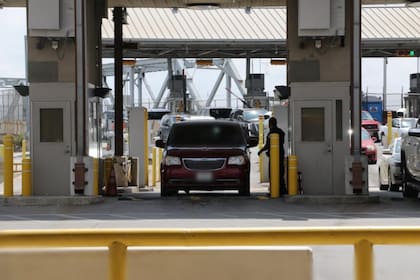 Las autoridades mexicanas informaron que los dos puentes internacionales que conectan Nuevo Laredo, Tamaulipas, con Laredo, Texas, registran alta congestión vehicular