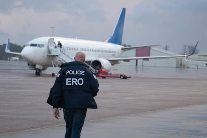 Las autoridades migratorias estadounidenses poseen facultades legales para iniciar procesos de remoción contra extranjeros que incurran en violaciones específicas