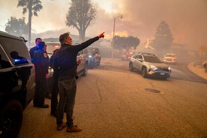 Las autoridades movilizaron 65 camiones de bomberos y recursos adicionales para enfrentar los incendios en el sur de California