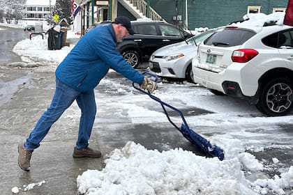 Las autoridades multarán a quienes estacionen mal de noche
