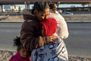 La ciudad de la frontera de EE.UU. “desbordada” de migrantes (y lo que se espera cuando se aprueben nuevas medidas para entrar al país)