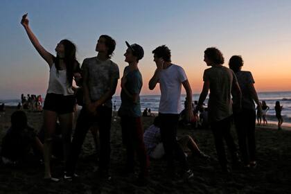 Las autoridades municipales de la costa atlántica analizan cómo organizar la actividad nocturna al aire libre y evitar contagios de Covid-19