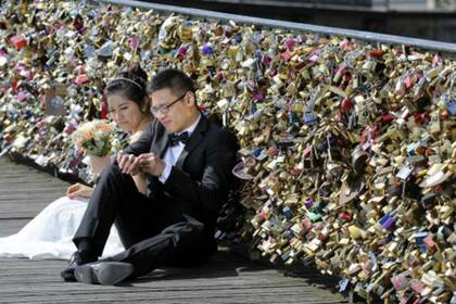 Las autoridades parisinas comenzarán a retirar los llamados "candados del amor" en lunes